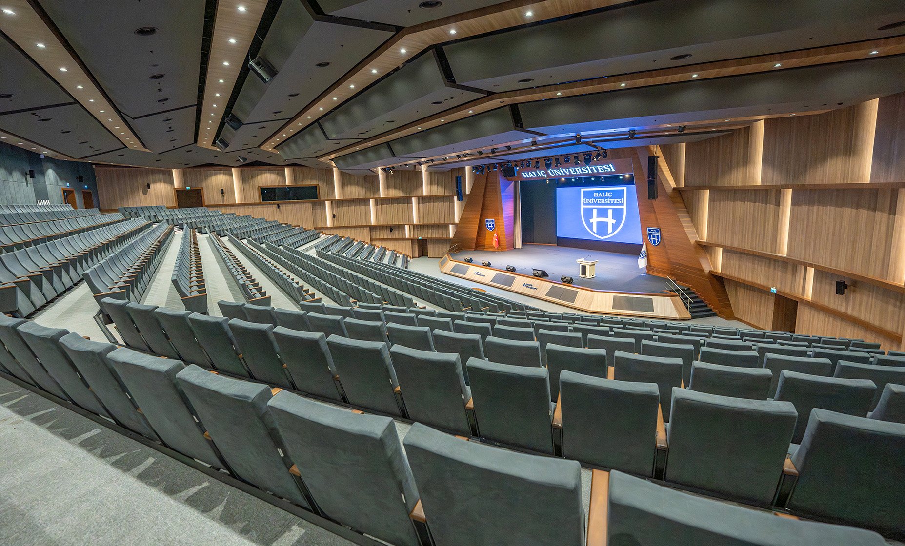 Büyük Konferans Salonu Yukarı